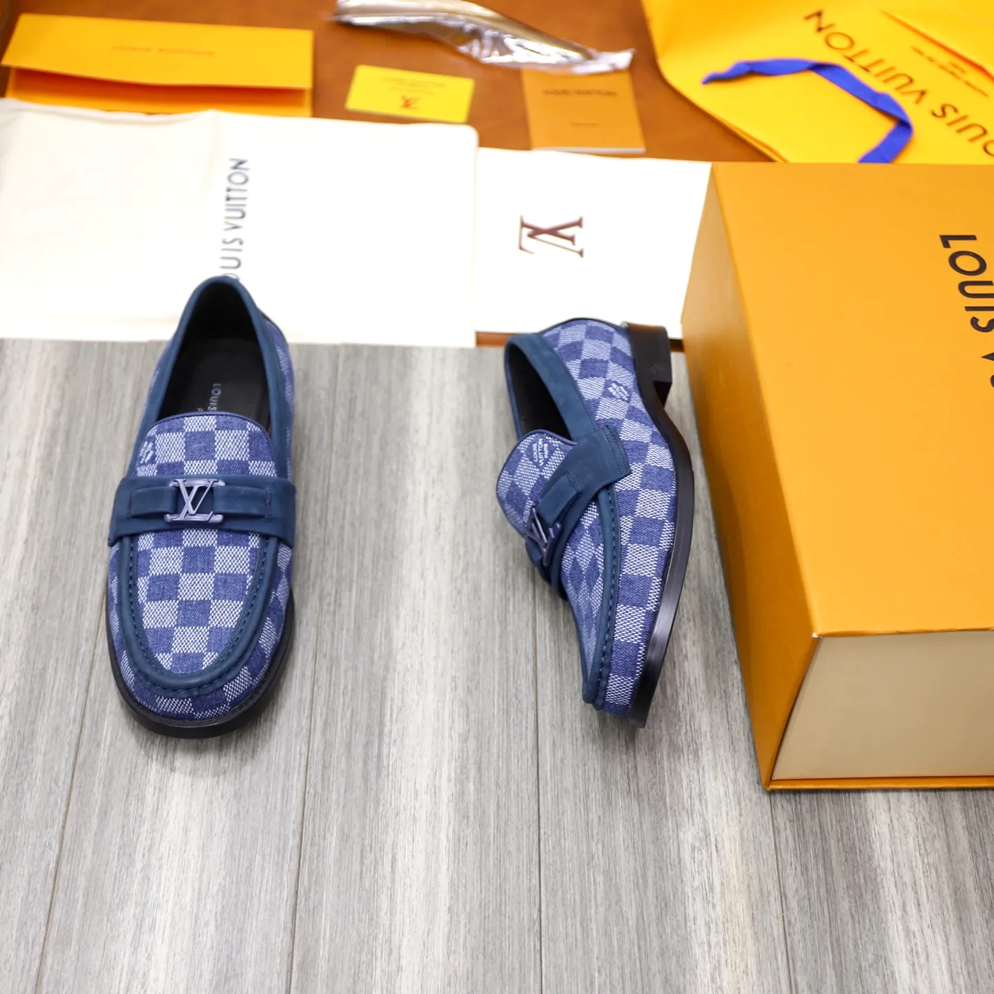 Men's Men's Shoes💰💰920LV Louis Vuitton Slip-on Loafers, top quality products from Guangzhou, ready for sale! This LV Glove loafer is made of selected soft cowhide, with a slightly wrinkled leather surface and a very high-end texture. Each pair is unique. The leather surface is light and soft, with a fine texture and good luster. It is a classic loafer style, with exquisite handmade mark stitching on the toe, and a square toe configuration to highlight the classic style. The horizontal band has hot-printed LV three-dimensional letters, semi-solid handcrafts and a genuine leather outsole, and a rubber patch on the heel to create wear-resistant performance and comfort. One of the must-have loafers for men! Comes with full original packaging! Code number: 38-39-40-41-42-43-44 (38, 45, 46 customized) standard leather shoe code